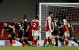 Le défenseur du Slavia Prague, Tomas Holes (g) égalise dans le temps additionnel (1-1) contre Arsenal, lors de leur quart de finale aller de la Ligue Europa, le 8 avril 2021 à l'Emirates Stadium à Londres