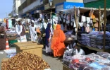 Des Soudanais font leurs courses au marché principal de Port-Soudan dans l'est du Soudan, le 25 mars 2025, avant l'Aïd al-Fitr qui marque la fin du mois sacré musulman du ramadan