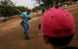 Des hommes jouent au baseball dénommé le "sport roi", dans les faubourgs de Managua, le 13 janvier 2016