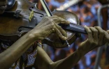 Un violoniste de l'orchestre kimbanguiste de Kinshasa lors d'une répétition, le 16 octobre 2024 en RDC
