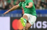 L'ouvreur irlandais Jack Crowley passe une transformation contre l'Afrique du Sud, le 23 septembre 2023 au Stade de France