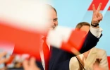 Le candidat nationaliste Karol Nawrocki salue ses partisans à l'issue du premier tour de la présidentielle en Pologne, le 18 mai 2025 à Varsovie