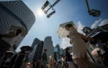 Des piétons dans une rue de Tokyo, le 18 juillet 2023 lors d'une vague de chaleur au Japon