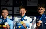 Le podium des championnats d'Europe de cyclisme sur route: le vainqueur Tadej Pogacar entouré de Remco Evenepoel (g) et Paul Seixas, le 5 octobre 2025 à Valence