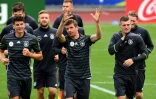 L'attaquant Mario Gomez (g) lors d'une séance d'entraînement de l'équipe d'Allemagne, le 9 juin 2016 à Evian (Haute-Savoie)