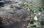 Vue aérienne des plages de Portsall, dans le Finistère, couvertes de pétrole après le naufrage de l'Acomo Cadiz, le 20 mars 1978