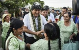 Des partisans du président boliven Evo Morales accueillent leur candidat venu voter à Chapare, le 20 octobre 2019
