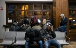 Des migrants dans la salle d'attente de la gare de Bardonecchia, le 13 janvier 2018 en Italie