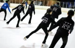Des élèves et patineuses artistiques de l'association new-yorkaise FSH - "Figure Skating in Harlem" - sur la patinoire de Central Park à Manhattan pour leur gala le 4 février 2024