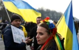 Une manifestante dénonçant l'invasion russe en Ukraine, à Berlin, le 27 février 2022.