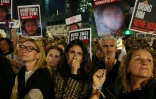 Des manifestants tiennent des pancartes montrant les portraits des otages israéliens détenus à Gaza depuis les attaques du 7 octobre par le Hamas dans le sud d'Israël, à Tel Aviv, le 30 décembre 2023