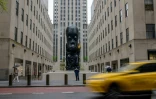 Une statue en bronze intitulée "Oracle", de l'artiste afro-américain Sanford Biggers, photographiée le 5 mai 2021 devant le Rockefeller Center, à New York
