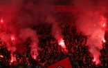 Fumigènes allumés par les supporters de Lille lors du derby contre Lens, le 4 avril 2026 au stade Pierre-Mauroy