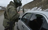 Soldat russe contrôlant un véhicule à un checkpoint à la sortie de Stepanakert le 26 novembre 2020 