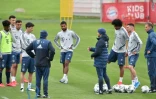 L'entraîneur du Bayern Munich Hansi Flick (au centre) parlent à ses joueurs lors d'un entraînement à Munich le 5 mai 2020.