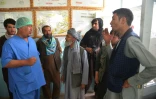 Des habitants de la province de Ghazni à la recherche de proches dans un hôpital après les combats avec les talibans dans l'est de l'Afghanistan, le 12 août 2018