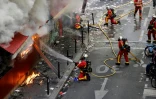 Les pompiers éteignent l'incendie du bar "La Barrique" à Paris, le 17 octobre 2026