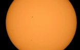 Photo de la silhouette de Mercure (bas) passant devant le soleil vue depuis Boyertown, en Pennsylvanie, et fournie par la Nasa le 9 mai 2016
