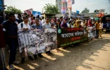 Des activistes bangladais, ainsi que des proches des victimes du drame du Rana Plaza, manifestent à Savar, près de Dhaka, le 24 avril 2016, pour demander des sites de travail sécurisés