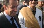 Le président Nicolas Sarkozy (g) est accueilli par le chef libyen  Mouammar Kadhafi (d) à son arrivée à Tripoli, le 25 juillet 2007