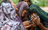 Des proches pleurent la mort d'Akash Patni, 14 ans, à Ahmedabad le 13 juin 2025