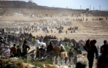 Des Palestiniens transportent des colis d'aide humanitaire reçus d'un centre de distribution géré par la Gaza Humanitarian Foundation (GHF), soutenue par les Etats-Unis et Israël, à Nousseirat, dans le centre de la bande de Gaza, le 30 septembre 2025