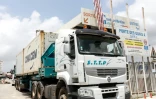 Un camion quitte le port de Cayenne pour livrer des marchandises arrivées par containers, le 15 avril 2017 en Guyane