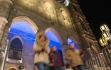 Des proches de la famille quittent la basilique de Montréal le 22 janvier 2016