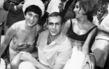L'acteur Sean Connery, accompagné de deux estivantes, le 22 mai 1965 au Festival de Cannes