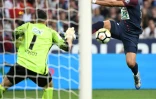 L'attaquant du Paris SG Kylian Mbappé (d) buteur face au gardien de but des Herbiers Matthieu Pichot en finale de Coupe de France le 8 mai 2018