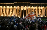 Manifestation devant le Parlement contre le projet de loi controversé sur l'"influence étrangère", le 2 mai 2024 à Tbilissi, en Géorgie