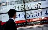 Un tableau d'indices boursiers, le 6 février 2018 à Tokyo