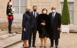 Le président français Emmanuel Macron et son épouse Brigitte accueillent le président ivoirien Alassane Ouattara et son épouse Dominique Folloroux-Ouattara, le 17 mai 2021 à Paris
