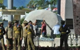 Des employés fixent une plaque sur la tombe de Fidel Castro à Santiago à Cuba le 4 décembre 2016