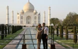 Le président Emmanuel Macron et son épouse Brigitte posent devant le Taj Mahal, le 11 mars 2018 à Agra, en Inde