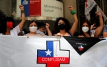 Manifestation de personnels de santé dénonçant la gestion de la pandémie de Covid-19 par les autorités, à Santiago, le 25 janvier 2022