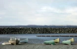 Des canoes et des bateaux sur la rive du village inuit de Umiujag, dans le grand nord canadien, le 19 septembre 2015