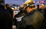 Un employé de Samsung lit un tract syndical devant une usine de semi-conducteurs du groupe à Hwaseong, dans la banlieue de Séoul, le 19 novembre 2019