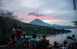 Des touristes observent l'éruption du Volcan Agung, à Bali le 30 novembre 2017.
