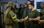 Le président ukrainien Volodymyr Zelensky remet une décoration à un militaire, lors d'une visite dans la région de Mykolaïv, le 18 juin 2022
