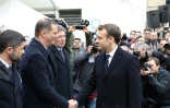 Emmanuel Macron serre la main du président de l'exécutif corse Gilles Simeoni (à gauche) lors de l'hommage au préfet Claude Erignac le 6 février 2018 à Ajaccio