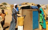 Des enfants qui ont survécu à une meurtrière attaque au Sahel vont chercher de l'eau dans un camp de déplacés à Ouallam, dans l'ouest du Niger, le 9 janvier 2021.