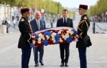 Le roi Charles III (2e à g) dépose une gerbe aux côtés du président français Emmanuel Macron (2e à d) sur la tombe du Soldat inconnu sous l'Arc de Triomphe à Paris, le 20 septembre 2023