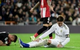 Le gardien de Bilbao Unai Simon (g) s'empare du ballon devant le capitaine du Real Sergio Ramos, le 22 décembre 2019 à Madrid