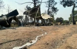 Une traînée de métal en fusion provenant d’un véhicule calciné après un incendie de forêt au camping Pantano de Burguillo, à El Barraco, à 100 kilomètres à l’ouest de Madrid, le 27 juillet 2026