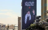 Un portrait géant de l'ayatollah Ali Khamenei, guide suprême iranien assassiné, avec l'inscription en persan "Son Dieu est toujours vivant" dans une rue de Téhéran, le 3 mars 2026