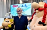 Le scénariste Jean-Yves Ferri pose lors de la présentation du 39e album d'Astérix, le 11 octobre 2021 à Vanves, près de Paris