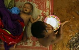Des enfants rohingyas réfugiés venant de l'État Rakhine en Birmanie sont installés sous une tente dans un camp de réfugiés près de Teknaf au Bangladesh, le 5 septembre 2017