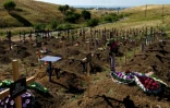 De nouvelles tombes dans un cimetière à Vinogradnoye (sud de l'Ukraine), près de Marioupol, le 8 septembre 2022