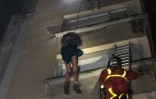 Les pompiers évacuent des habitants de l'immeuble en feu, rue Erlanger à Paris, le mardi 5 février 2019